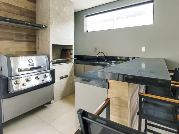 Casa à Venda Em Ubatuba no Condomínio Salga Lagoinha com 5 quartos e 365m²