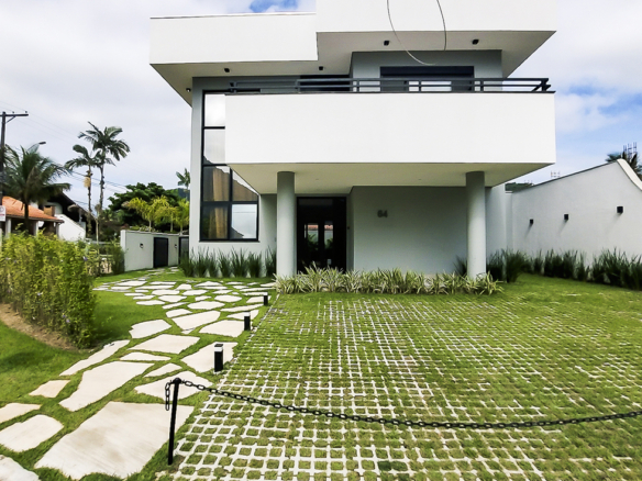 Casa à Venda Em Ubatuba no Condomínio Salga Lagoinha com 5 quartos e 365m²