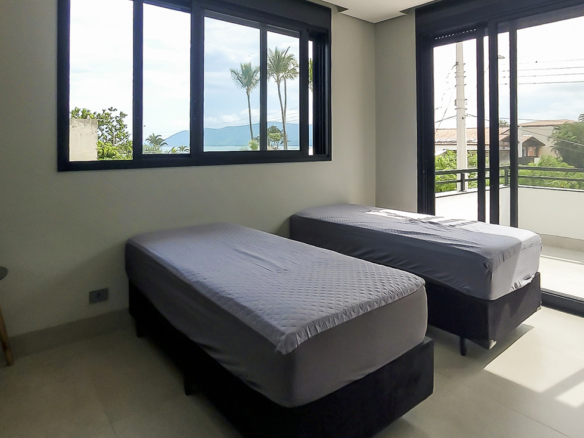 Casa à Venda Em Ubatuba no Condomínio Salga Lagoinha com 5 quartos e 365m²
