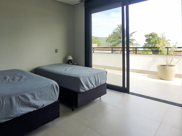 Casa à Venda Em Ubatuba no Condomínio Salga Lagoinha com 5 quartos e 365m²