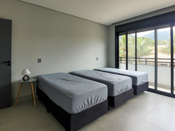 Casa à Venda Em Ubatuba no Condomínio Salga Lagoinha com 5 quartos e 365m²