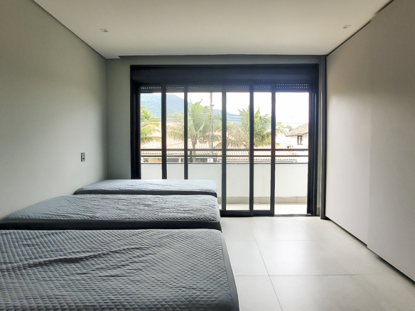 Casa à Venda Em Ubatuba no Condomínio Salga Lagoinha com 5 quartos e 365m²