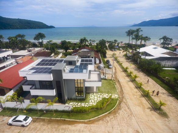 Casa à Venda Em Ubatuba no Condomínio Salga Lagoinha com 5 quartos e 365m²