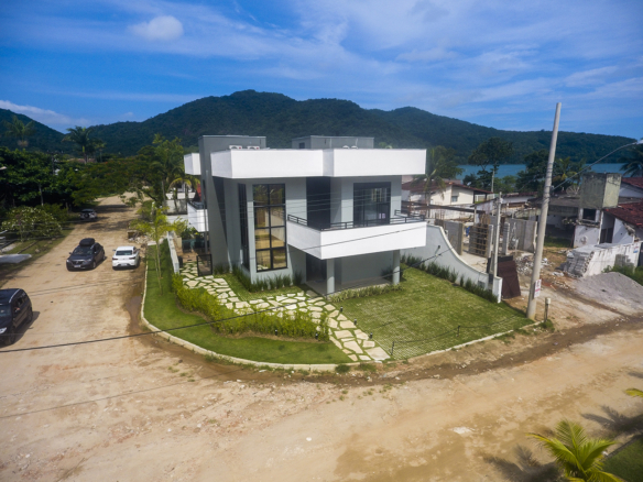 Casa à Venda Em Ubatuba no Condomínio Salga Lagoinha com 5 quartos e 365m²