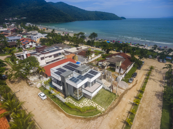 Casa à Venda Em Ubatuba no Condomínio Salga Lagoinha com 5 quartos e 365m²