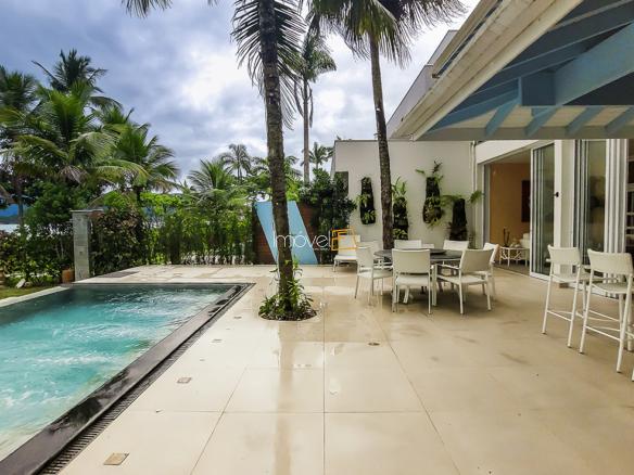 Casa Pé na Areia em Ubatuba para Aluguel de Temporada no Condomínio Salga Lagoinha com 5 quartos e 380m²