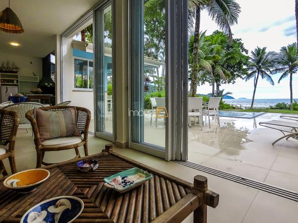 Casa Pé na Areia em Ubatuba para Aluguel de Temporada no Condomínio Salga Lagoinha com 5 quartos e 380m²