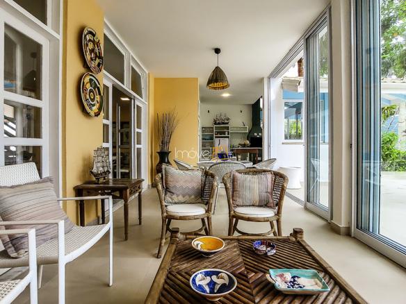 Casa Pé na Areia em Ubatuba para Aluguel de Temporada no Condomínio Salga Lagoinha com 5 quartos e 380m²
