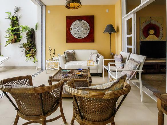 Casa Pé na Areia em Ubatuba para Aluguel de Temporada no Condomínio Salga Lagoinha com 5 quartos e 380m²