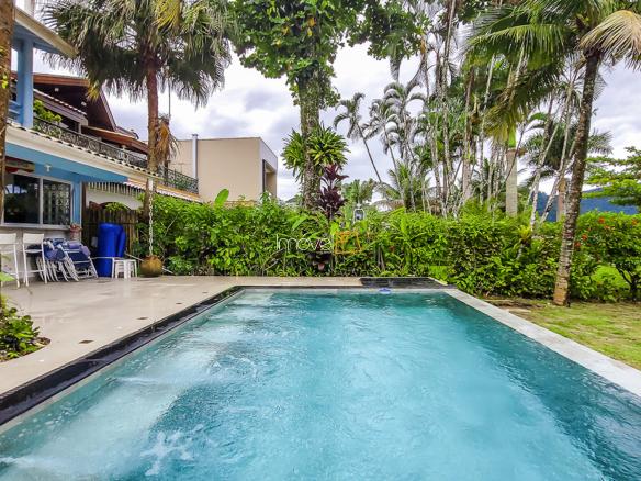 Casa Pé na Areia em Ubatuba para Aluguel de Temporada no Condomínio Salga Lagoinha com 5 quartos e 380m²