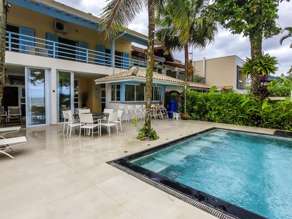 Casa Pé na Areia em Ubatuba para Aluguel de Temporada no Condomínio Salga Lagoinha com 5 quartos e 380m²