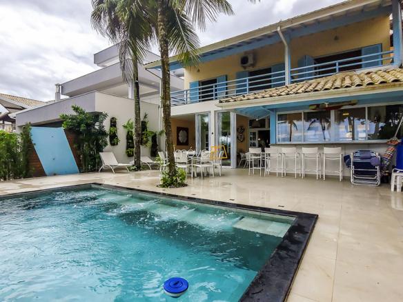 Casa Pé na Areia em Ubatuba para Aluguel de Temporada no Condomínio Salga Lagoinha com 5 quartos e 380m²