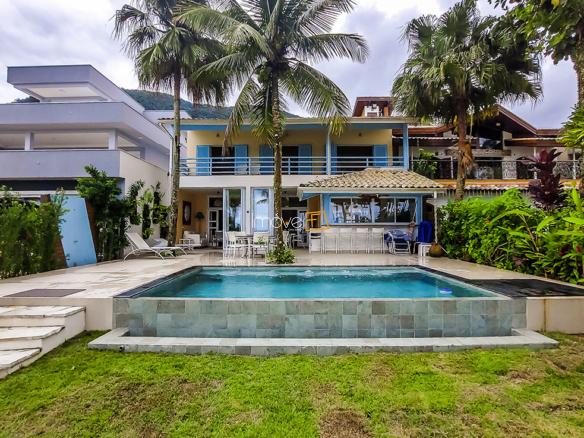 Casa Pé na Areia em Ubatuba para Aluguel de Temporada no Condomínio Salga Lagoinha com 5 quartos e 380m²