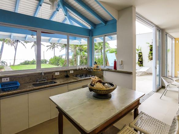 Casa Pé na Areia em Ubatuba para Aluguel de Temporada no Condomínio Salga Lagoinha com 5 quartos e 380m²