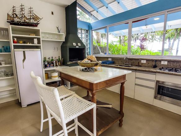 Casa Pé na Areia em Ubatuba para Aluguel de Temporada no Condomínio Salga Lagoinha com 5 quartos e 380m²