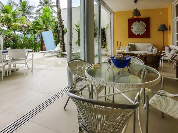 Casa Pé na Areia em Ubatuba para Aluguel de Temporada no Condomínio Salga Lagoinha com 5 quartos e 380m²