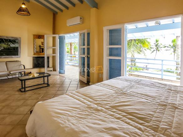 Casa Pé na Areia em Ubatuba para Aluguel de Temporada no Condomínio Salga Lagoinha com 5 quartos e 380m²