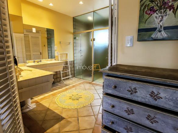 Casa Pé na Areia em Ubatuba para Aluguel de Temporada no Condomínio Salga Lagoinha com 5 quartos e 380m²