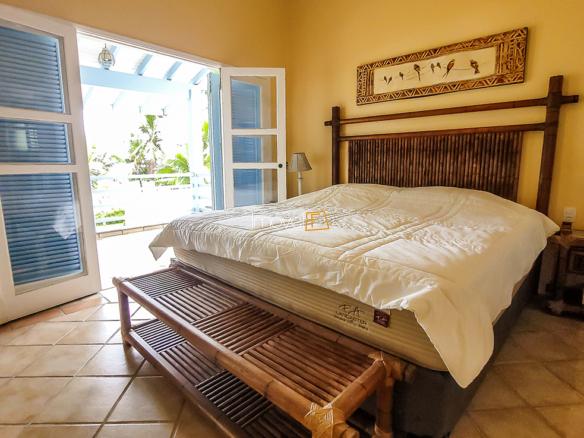 Casa Pé na Areia em Ubatuba para Aluguel de Temporada no Condomínio Salga Lagoinha com 5 quartos e 380m²