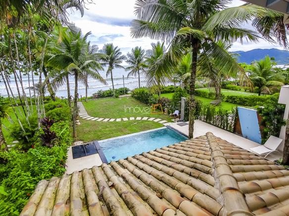 Casa Pé na Areia em Ubatuba para Aluguel de Temporada no Condomínio Salga Lagoinha com 5 quartos e 380m²
