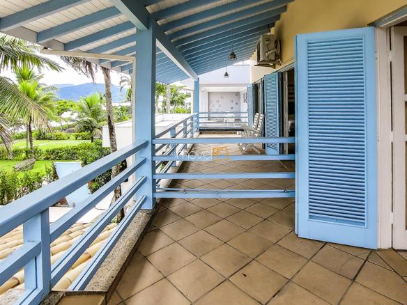 Casa Pé na Areia em Ubatuba para Aluguel de Temporada no Condomínio Salga Lagoinha com 5 quartos e 380m²