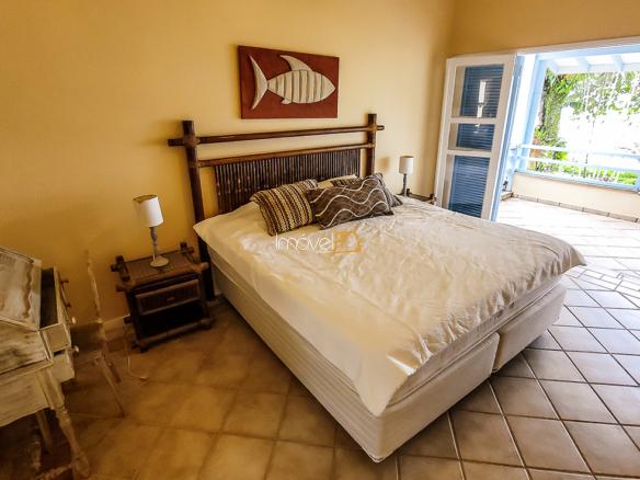 Casa Pé na Areia em Ubatuba para Aluguel de Temporada no Condomínio Salga Lagoinha com 5 quartos e 380m²