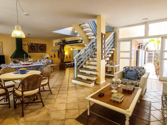 Casa Pé na Areia em Ubatuba para Aluguel de Temporada no Condomínio Salga Lagoinha com 5 quartos e 380m²