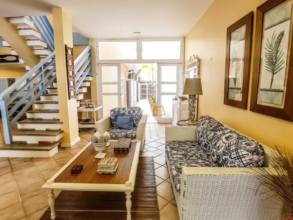 Casa Pé na Areia em Ubatuba para Aluguel de Temporada no Condomínio Salga Lagoinha com 5 quartos e 380m²