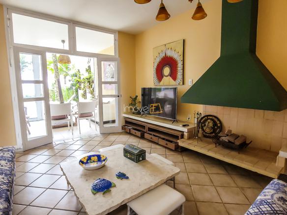 Casa Pé na Areia em Ubatuba para Aluguel de Temporada no Condomínio Salga Lagoinha com 5 quartos e 380m²