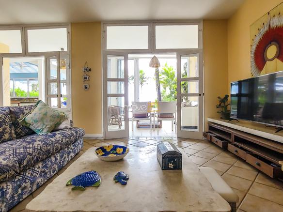 Casa Pé na Areia em Ubatuba para Aluguel de Temporada no Condomínio Salga Lagoinha com 5 quartos e 380m²