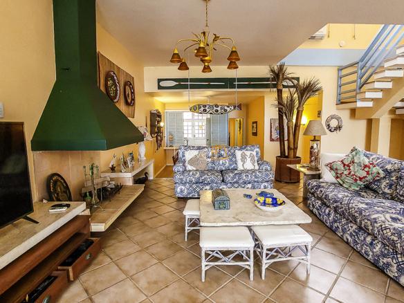 Casa Pé na Areia em Ubatuba para Aluguel de Temporada no Condomínio Salga Lagoinha com 5 quartos e 380m²