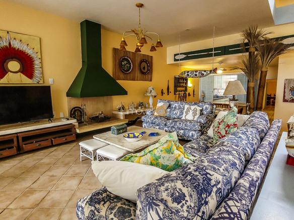 Casa Pé na Areia em Ubatuba para Aluguel de Temporada no Condomínio Salga Lagoinha com 5 quartos e 380m²