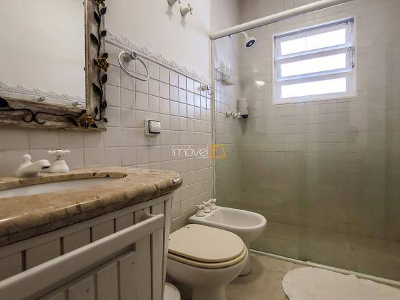 Casa Pé na Areia em Ubatuba para Aluguel de Temporada no Condomínio Salga Lagoinha com 5 quartos e 380m²