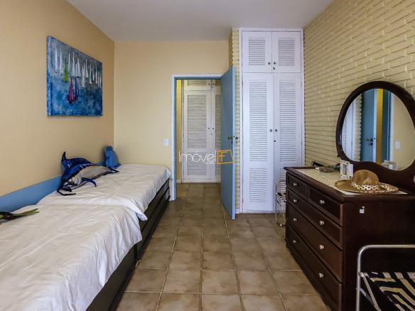 Casa Pé na Areia em Ubatuba para Aluguel de Temporada no Condomínio Salga Lagoinha com 5 quartos e 380m²