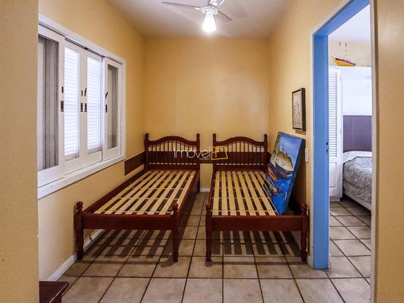 Casa Pé na Areia em Ubatuba para Aluguel de Temporada no Condomínio Salga Lagoinha com 5 quartos e 380m²