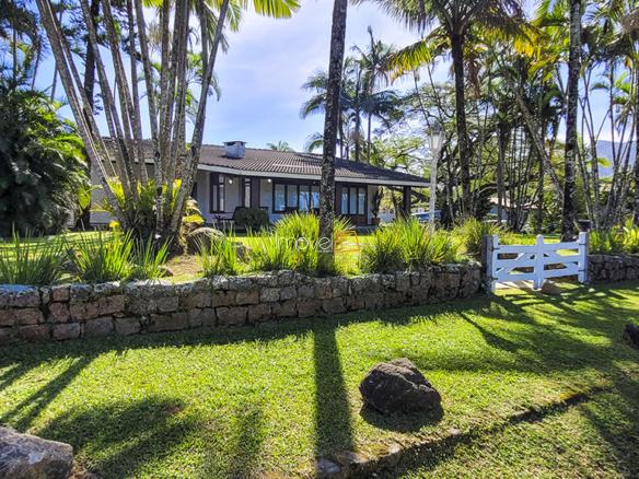 Casa Pé na Areia à Venda em Ubatuba no Condomínio Salga Lagoinha com 3 quartos e 380m²