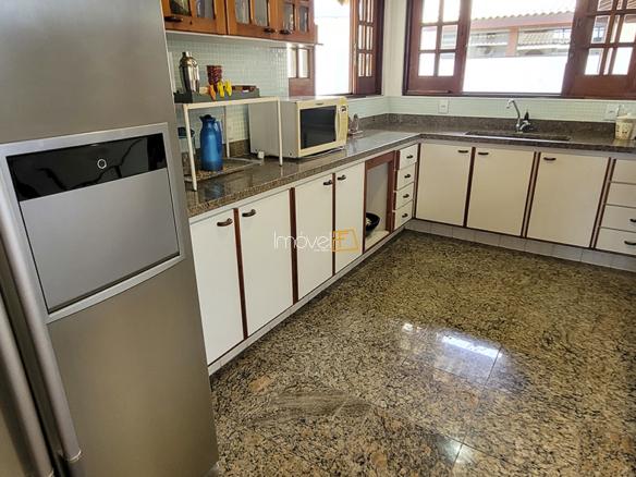 Casa Pé na Areia à Venda em Ubatuba no Condomínio Salga Lagoinha com 3 quartos e 380m²