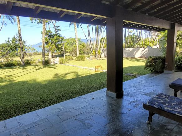 Casa Pé na Areia à Venda em Ubatuba no Condomínio Salga Lagoinha com 3 quartos e 380m²
