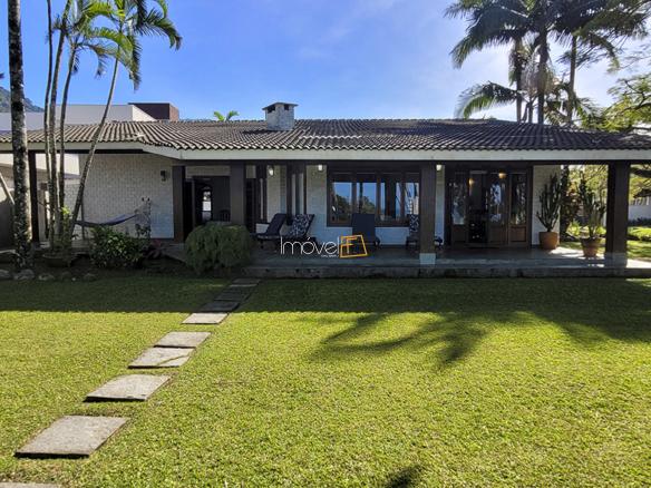 Casa Pé na Areia à Venda em Ubatuba no Condomínio Salga Lagoinha com 3 quartos e 380m²