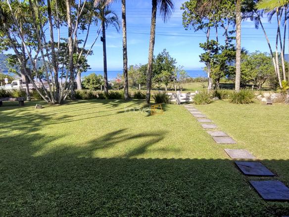 Casa Pé na Areia à Venda em Ubatuba no Condomínio Salga Lagoinha com 3 quartos e 380m²