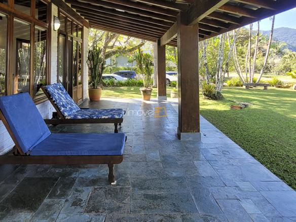 Casa Pé na Areia à Venda em Ubatuba no Condomínio Salga Lagoinha com 3 quartos e 380m²