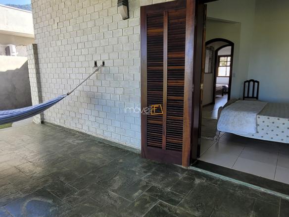 Casa Pé na Areia à Venda em Ubatuba no Condomínio Salga Lagoinha com 3 quartos e 380m²