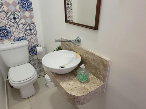 Casa Pé na Areia à Venda em Ubatuba no Condomínio Salga Lagoinha com 3 quartos e 380m²