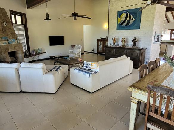 Casa Pé na Areia à Venda em Ubatuba no Condomínio Salga Lagoinha com 3 quartos e 380m²