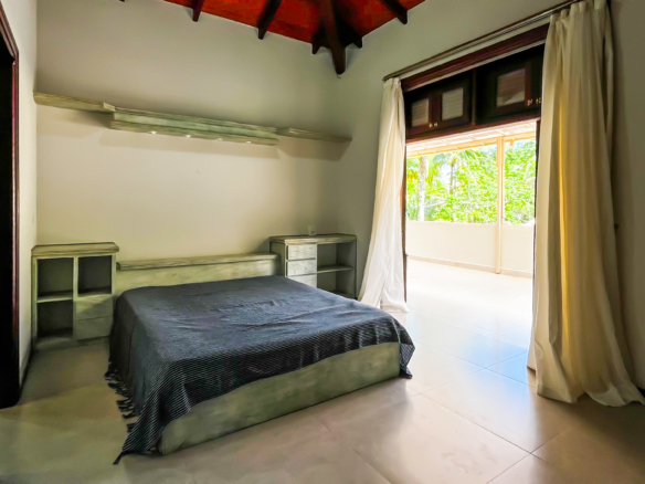 Casa à Venda em Ubatuba no Condomínio Recanto da Lagoinha com 5 quartos e 335m²