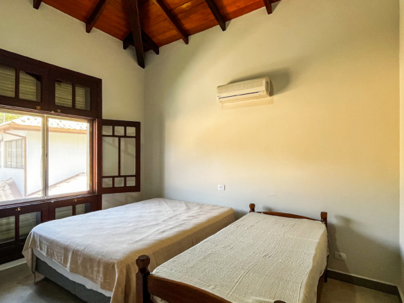 Casa à Venda em Ubatuba no Condomínio Recanto da Lagoinha com 5 quartos e 335m²