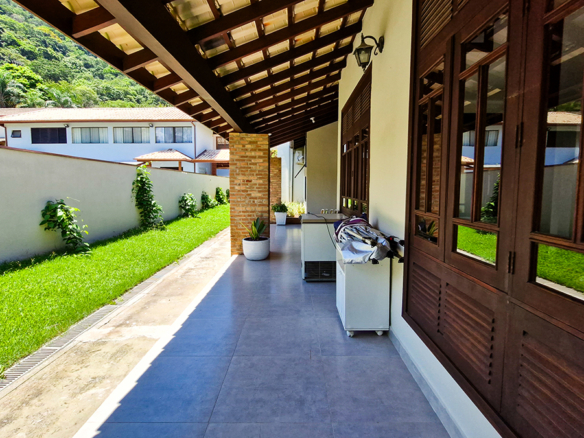 Casa à Venda em Ubatuba no Condomínio Recanto da Lagoinha com 5 quartos e 335m²