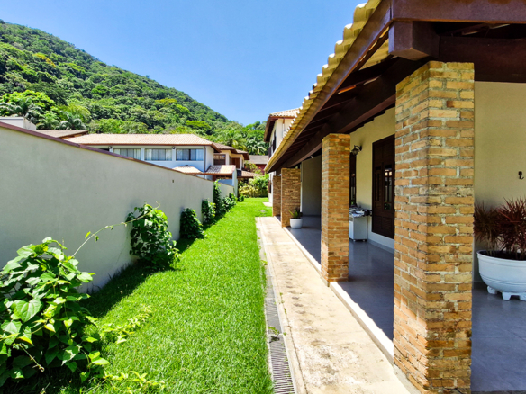 Casa à Venda em Ubatuba no Condomínio Recanto da Lagoinha com 5 quartos e 335m²