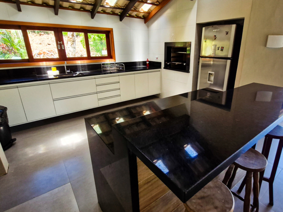 Casa à Venda em Ubatuba no Condomínio Recanto da Lagoinha com 5 quartos e 335m²