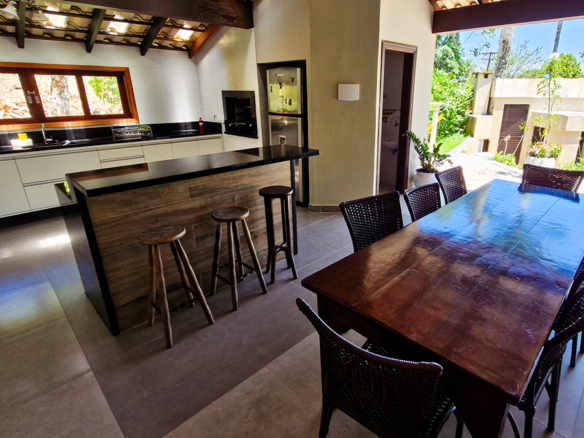 Casa à Venda em Ubatuba no Condomínio Recanto da Lagoinha com 5 quartos e 335m²